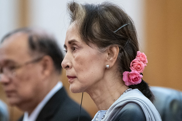 La réputation de Mme Suu Kyi, chef de facto du gouvernement birman, est entachée par les persécutions subies par les Rohingyas, mais en Birmanie, elle bénéficie d'un soutien important parmi la population. (Photo : Fred Dufour - Pool/Getty Images)