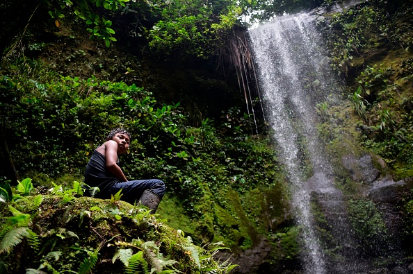 -L'école en forêt a été créée il y a trois ans pour que les enfants puissent justement "apprendre directement au contact de la nature et non pas à travers les livres". Un garçon Waorani près de la cascade sacrée de Teata,en Équateur, le 14 avril 2019. Photo RODRIGO BUENDIA / AFP via Getty Images.