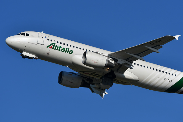 Prise en étau entre les low cost et les compagnies du Golfe offrant des services haut de gamme, Alitalia, dont la présence sur le long courrier est réduite, accumule les pertes depuis des années. (Photo : ALBERTO PIZZOLI/AFP via Getty Images)