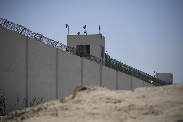 -Cette photo prise le 31 mai 2019 montre le mur extérieur d'un complexe qui comprend ce qui serait un camp de rééducation où la plupart des minorités ethniques musulmanes sont détenues, à la périphérie de Hotan, dans le nord-ouest de la Chine, dans la région du Xinjiang. Photo GREG BAKER / AFP via Getty Images.