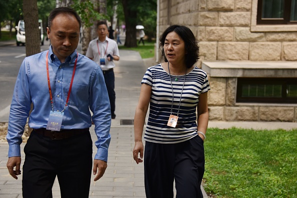 Nous voyons la porte-parole du ministère chinois des Affaires étrangères, Hua Chunying en train de marcher sur le campus de l'école du parti du Comité central du Parti communiste chinois, à Pékin. Photo de LEO RAMIREZ / AFP via Getty Images.