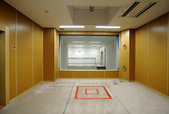 -Cette photo prise lors d'une tournée des médias menée par le ministère de la Justice du Japon le 27 août 2010 montre une salle d'exécution au centre de détention de Tokyo à Tokyo. Le Japon, l'une des rares démocraties industrialisées à maintenir la peine de mort, a ouvert pour la première fois les portes de sa chambre d'exécution enveloppée de mystère aux médias. Photo JIJI PRESS / AFP via Getty Images.