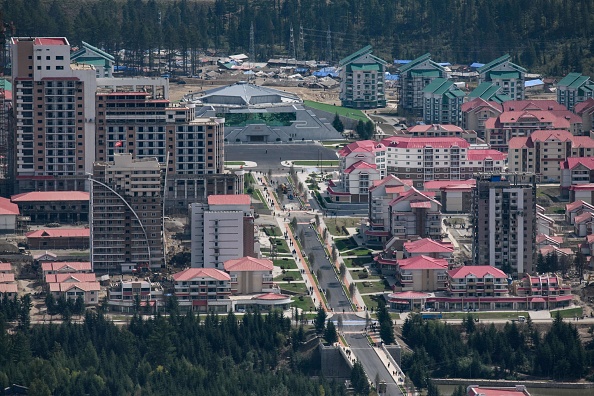 -Le projet de construction monumental ordonné par le dirigeant Kim Jong Un dans les régions éloignées de la Corée du Nord, la reconstruction de la ville entière de Samjiyon, siège d'un comté qui comprend le lieu de naissance supposé du père de Kim, et le mont Paektu, lieu de naissance spirituel de la nation coréenne. Photo ED JONES/AFP via Getty Images.