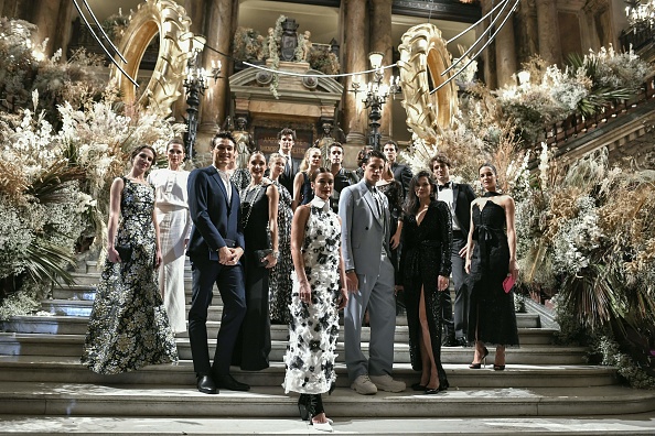 -La directrice de l'Opéra Ballet de Paris et ancienne danseuse étoile Aurélie Dupont et les danseuses de l'Opéra Garnier posent lors du gala d'ouverture de l'Opéra Garnier pour la saison 2019/2020 au Palais Garnier à Paris, le 20 septembre 2019. Photo de STEPHANE DE SAKUTIN / AFP via Getty Images.