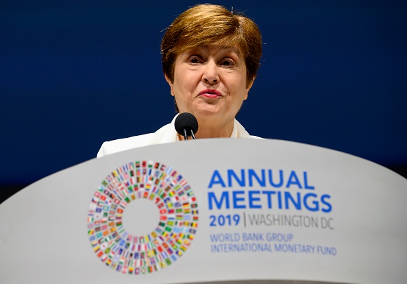 -La directrice générale du FMI, Kristalina Georgieva, prend la parole lors de la session plénière annuelle des réunions d'automne du FMI et de la Banque mondiale à Washington, DC, le 18 octobre 2019. Photo d'ANDREW CABALLERO-REYNOLDS / AFP via Getty Images.