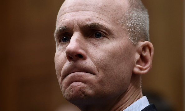 Boeing a annoncé lundi 23 décembre la démission immédiate de son directeur exécutif  Dennis Muilenburg, 55 ans, qui était ouvertement critiqué pour sa gestion de la crise du 737 MAX. (Photo : OLIVIER DOULIERY/AFP via Getty Images)