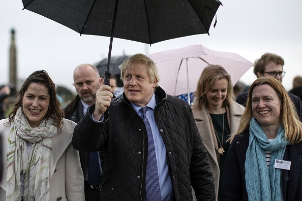 -Le 28 novembre 2019, le Premier ministre britannique et chef du Parti conservateur, Boris Johnson, se promène avec des candidats à la députation à Plymouth, dans le sud-ouest de l'Angleterre, après avoir assisté à la cérémonie de dévoilement de la statue de Nancy Astor, la première femme parlementaire à siéger à la Chambre des communes il y a 100 ans. - La Grande-Bretagne se rendra aux urnes le 12 décembre 2019. Photo par DAN KITWOOD / POOL / AFP via Getty Images.