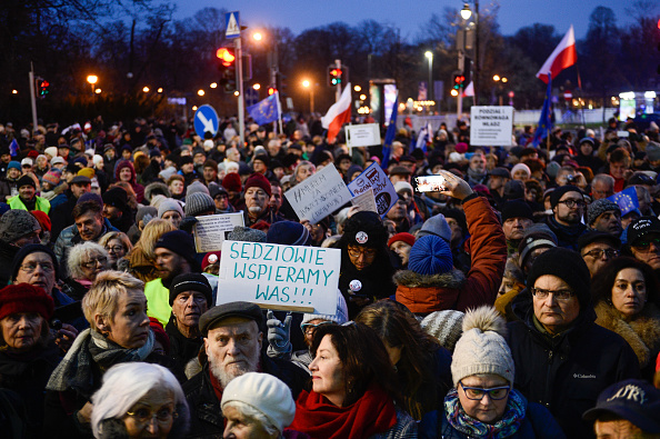 Les manifestants arborent des banderoles en signe de solidarité avec les juges polonais devant le ministère de la Justice le 1er décembre 2019 à Varsovie, en Pologne.(Photo : Omar Marques/Getty Images)