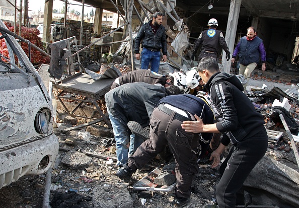 Les Syriens retrouvent leurs victimes à la suite d'une frappe aérienne du régime le 2 décembre 2019 sur un marché de la ville de Maaret al-Numan, dans la province d'Idlib, dirigée par les djihadistes. (Photo : ABDULAZIZ KETAZ/AFP via Getty Images)