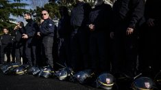 Des CRS déposent symboliquement casques et matraques contre la réforme des retraites