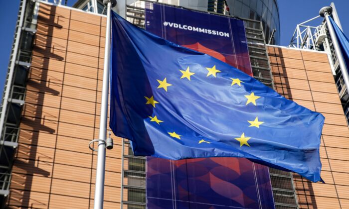 Le drapeau de l'Union européenne flotte devant le siège de la Commission européenne à Bruxelles, le 3 décembre 2019. (ARIS OIKONOMOU/AFP via Getty Images)