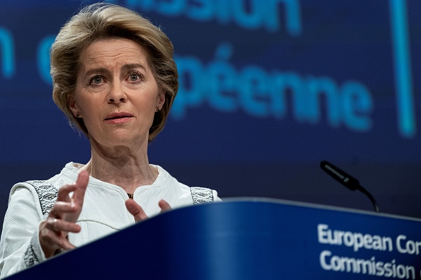 -La présidente de la Commission européenne, Ursula von der Leyen, donne une conférence de presse à la suite de la réunion inaugurale du collège des commissaires, le 4 décembre 2019, au siège à Bruxelles. Photo de Kenzo TRIBOUILLARD / AFP via Getty Images.