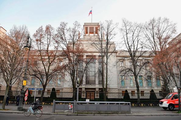 -L’ambassade de Russie à Berlin le 4 décembre 2019. L'Allemagne a expulsé deux diplomates russes après que les procureurs aient déclaré que Moscou pourrait être à l'origine du meurtre d'un ancien commandant des rebelles tchétchènes dans un parc de Berlin. Photo de John MACDOUGALL / AFP via Getty Images.