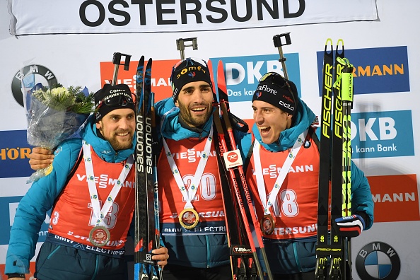 Les Français Simon Desthieux, Martin Fourcade et Simon Desthieux montent sur le podium après l'épreuve individuelle de 20 km de la Coupe du monde UIB de biathlon à Ostersund, Suède, le 4 décembre 2019. (Photo : FREDRIK SANDBERG/TT NEWS AGENCY/AFP via Getty Images)