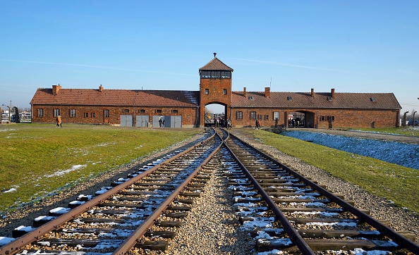 -La chancelière allemande Angela Merkel rendra hommage aux victimes de l'Holocauste le 6 décembre 2019 avec sa première visite officielle dans l'ancien camp d'extermination d'Auschwitz-Birkenau, une fabrique allemande nazie où plus de 1,1 million de personnes, principalement des Juifs européens, ont péri pendant la Seconde Guerre mondiale. Photo de JANEK SKARZYNSKI / AFP via Getty Images.