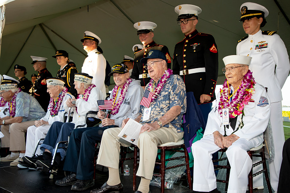 -Les anciens combattants, y compris les survivants de Pearl Harbor de 90 à 100 ans, sont présentés sur le devant de la scène pendant que Pearl Harbor commémore le 78e anniversaire de la Seconde Guerre mondiale, les attaques au Pearl Harbor le 7 décembre 2019 à Honolulu Hawaï. Photo de Kat Wade / Getty Images.