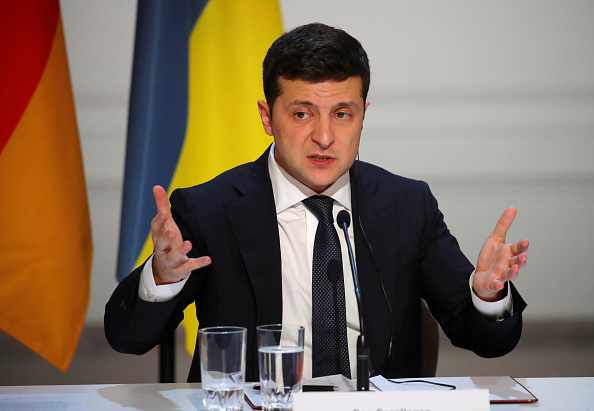 -Le président ukrainien Volodymyr Zelenskiy s'exprime lors d'une conférence de presse après un sommet sur l'Ukraine à l'Elysée, à Paris, le 9 décembre 2019. Les dirigeants visent un nouveau retrait des forces des zones de conflit ukrainiennes d'ici mars 2020. Photo de CHARLES PLATIAU / POOL / AFP via Getty Images.