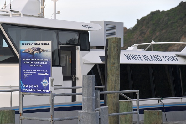 Un bateau appartenant à White Island Tours est vu après la suspension des visites à Whakatane le 10 décembre 2019, à la suite de l'éruption volcanique de White Island la veille. - Le 10 décembre, le Premier ministre néo-zélandais Jacinda Ardern a exprimé son "chagrin insondable" après une éruption volcanique sur la célèbre île touristique. Photo de MARTY MELVILLE / AFP via Getty Images.