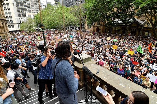 -Un orateur s'adresse aux participants lors d'un rassemblement de protestation contre le climat à Sydney le 11 décembre 2019.  Jusqu'à 20 000 manifestants se sont rassemblés à Sydney le 11 décembre pour exiger une action climatique urgente de la part du gouvernement australien. Photo par SAEED KHAN / AFP via Getty Images.