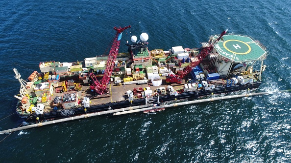 Le navire "Castoro 10", d'où sont déposées des parties du gazoduc Nord Stream 2 dans la mer Baltique au large des côtes de Sassnitz dans le nord-est de l'Allemagne.(Photo : STEFAN SAUER/dpa/AFP via Getty Images)