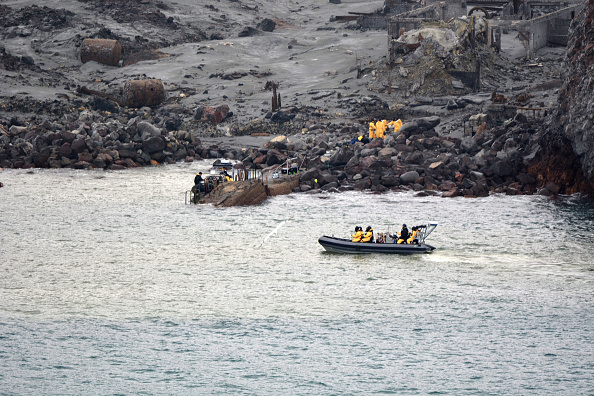 -Cette image fournie par les Forces de défense néo-zélandaises, PENDANT l’opération de récupération des corps à Whakaari le 13 décembre 2019 à Whakatane. Six corps ont été récupérés avec succès de White Island et sont maintenant à bord du HMNZS Wellington. Photo de la Force de défense néo-zélandaise via Getty Images.