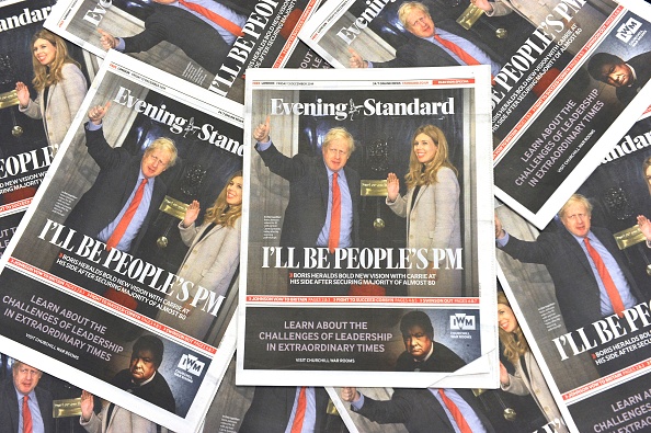 -Un arrangement de journaux du London Evening Standard photographié à Londres le 14 décembre 2019 montre la première page du reportage sur la victoire électorale du Parti conservateur du Premier ministre Boris Johnson aux élections générales. Le Premier ministre britannique Boris Johnson a proclamé un "tremblement de terre" politique vendredi après sa victoire électorale. Photo de DANIEL SORABJI / AFP via Getty Images.