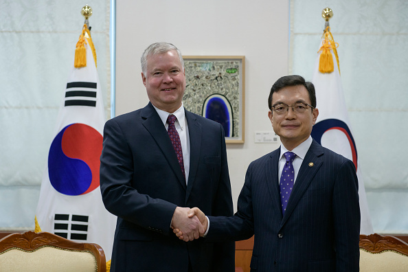 -Le représentant spécial américain pour la Corée du Nord, Stephen Biegun serre la main du vice-ministre sud-coréen des Affaires étrangères Cho Sei-young au ministère des Affaires étrangères à Séoul le 16 décembre 2019. Photo par ED JONES / POOL / AFP via Getty Images.