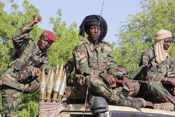 Des soldats tchadiens appartenant à la Force opérationnelle mixte lors d'une patrouille à Monguno, le 15 décembre 2019.  (Photo AUDU MARTE/AFP via Getty Images)