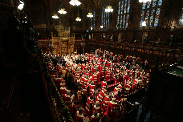 -La Reine Elizabeth II, le Prince Charles, le Prince de Galles et les membres et invités siègent dans la chambre des lors de l'ouverture du Parlement par la Reine, du Palais de Westminster le 19 décembre 2019 à Londres, en Angleterre. Photo par Aaron Chown - WPA Pool / Getty Images.