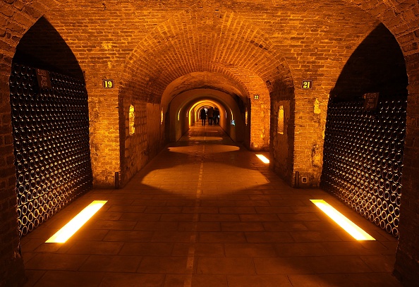 -Cent dix kilomètres de caves taillées à la main où vieillissent plus de 200 millions de bouteilles : un trésor sommeille sous l'avenue de Champagne à Epernay, l'une des plus riches du monde, classée au patrimoine mondial de l'UNESCO en 2015 et bordée depuis le 19ème siècle de somptueux hôtels particuliers et du siège luxueux des plus grandes maisons de négoce de Champagne. Photo de FRANCOIS NASCIMBENI / AFP via Getty Images.