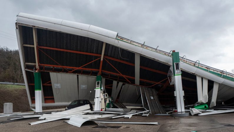 Le toit d’une station-service s’est effondré à Saint-Romain-en-Gier, sur le bord de l’autoroute A47 près de Givors. (ROMAIN LAFABREGUE / AFP) (Photo by ROMAIN LAFABREGUE/AFP via Getty Images)