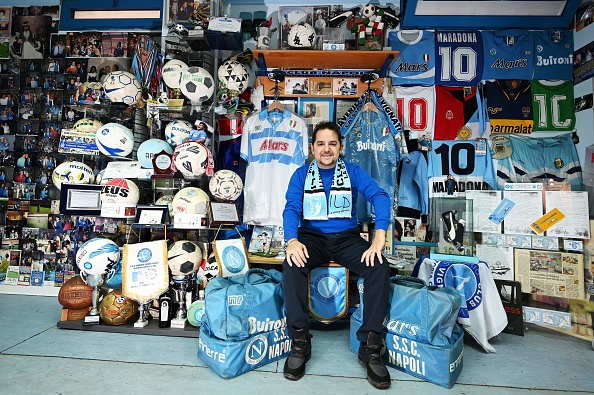 -Massimo Vignati pose le 20 novembre 2019 dans son `` musée Maradona '' à Naples. Tout Diego Maradona est là, au sous-sol d'un immeuble typique de Secondigliano, un quartier difficile au nord de la ville. Photo ALBERTO PIZZOLI / AFP via Getty Images.