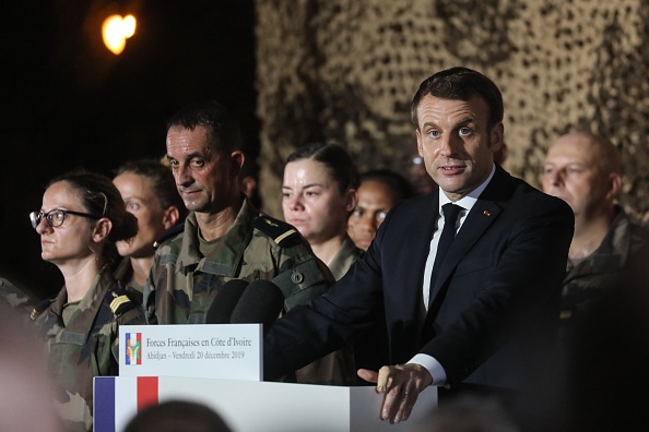 Emmanuel Macron au camp de Port-Bouët près d'Abidjan en Côte d'Ivoire. (Photo : LUDOVIC MARIN/AFP via Getty Images)