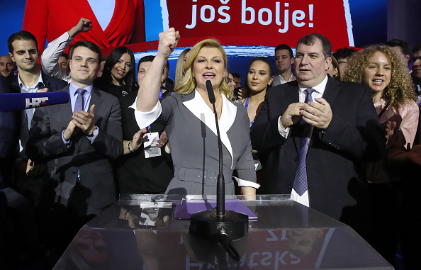 -La candidate à la présidence du parti de l'Union démocratique croate (HDZ), Kolinda Grabar-Kitarovic, réagit à côté de son mari Jakov Kitarovic après les premiers résultats du premier tour des élections présidentielles croates, le 22 décembre 2019 à Zagreb. Photo de DAMIR SENCAR / AFP via Getty Images.