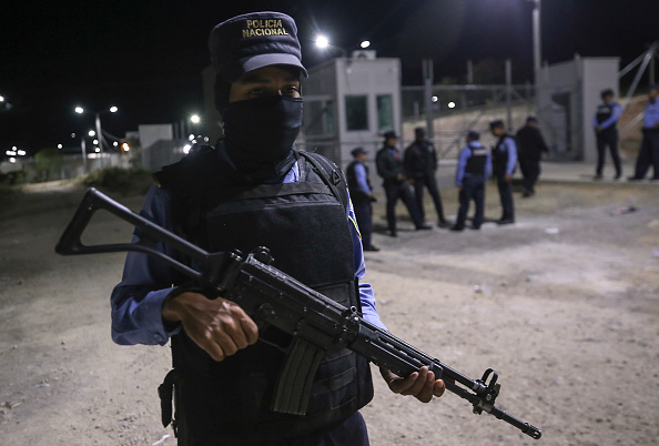 -Des membres de la police nationale du Honduras patrouillent à l'entrée de la prison d'El Porvenir, dans le département de Francisco Morazan au Honduras, le 22 décembre 2019. Photo par STR / AFP via Getty Images.