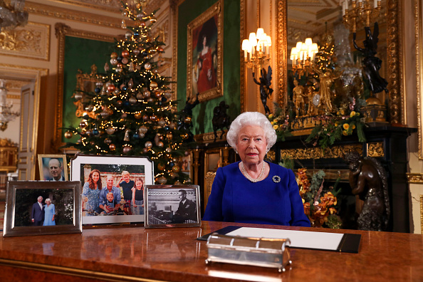 -Une photo publiée le 24 décembre 2019 montre la reine Elizabeth II de Grande-Bretagne posant pour une photo après avoir enregistré son message annuel de Noël, au château de Windsor, à l'ouest de Londres. Lors de son traditionnel discours de Noël, la reine Elizabeth II entend appeler les Britanniques à surmonter leurs divisions après une année "pleine d'embûches", entre le Brexit déchirant son pays et les scandales secouant la famille royale britannique. Photo de STEVE PARSONS / POOL / AFP via Getty Images.