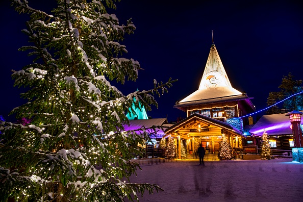 -Le 2 décembre 2019, les touristes visitent le village du père Noël près de Rovaniemi, en Laponie finlandaise. Mais la Laponie est aussi la patrie du peuple Sami qui élève des rennes indigènes. Photo par JONATHAN NACKSTRAND / AFP via Getty Images.