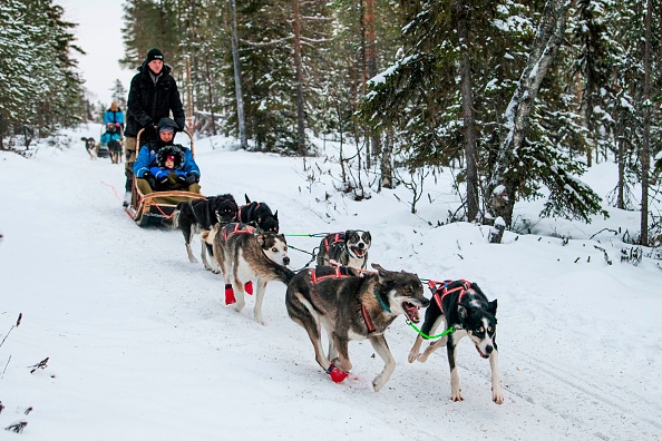 -Le parc d'attractions du village du Père Noël de Rovaniemi est un pays des merveilles enneigé composé de promenades en rennes, de châteaux de glace, de boutiques de souvenirs, de motoneiges et d'igloo où Noël règne 365 jours par an. Photo par JONATHAN NACKSTRAND / AFP via Getty Images.