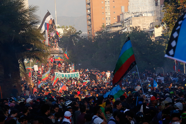 -Des milliers de Chiliens manifestent contre le gouvernement du président Sebastian Piñera le 27 décembre 2019 à Santiago du Chili. Dans une récente interview accordée à CNN, le président Sebastián Piñera a accusé les médias internationaux et les gouvernements étrangers de manipuler des vidéos et des informations pour nuire à son administration. Photo de Marcelo Hernandez / Getty Images.