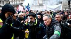 « Gilets jaunes » : Jérôme Rodrigues légèrement blessé à l’œil lors de l’acte 59 à Paris