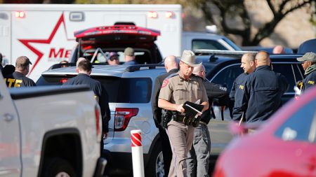 Assaillant abattu par des fidèles: Trump se félicite des lois pro-armes du Texas