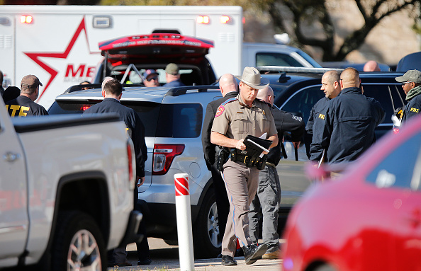 -Les autorités travaillent sur les lieux après qu'une fusillade a eu lieu pendant les services à West Freeway Church of Christ le 29 décembre 2019 à White Settlement, Texas. Le tireur a été tué par des membres armés de l'église après avoir ouvert le feu lors des offices du dimanche. Selon certaines informations, un agent de sécurité a été tué par l'agresseur et une autre personne a été gravement blessée. Photo par Stewart F. House / Getty Images.