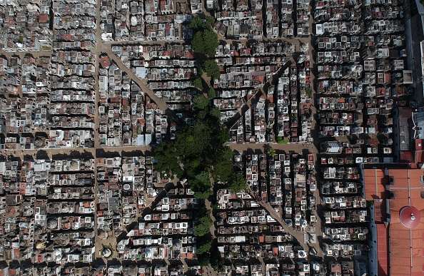 -Vue aérienne du cimetière de Recoleta à Buenos Aires, Argentine, le 22 novembre 2019. Personne ne peut échapper à la plus grande crise économique de l'Argentine depuis près de deux décennies, pas même les morts. Les coûts d'achat, de location et d'entretien des tombes et des niches font que de nombreuses personnes choisissent d'incinérer leurs proches. Photo de CARLOS ALONSO / AFP via Getty Images.