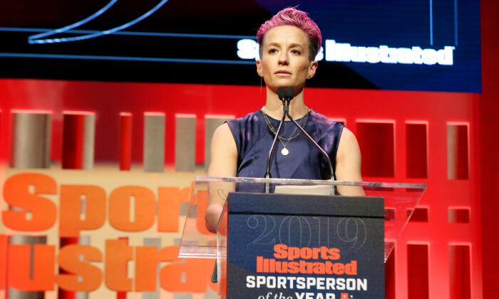 La gagnante du prix Sports Illustrated Sportsperson de l'année, Megan Rapinoe, prend la parole sur la scène du Ziegfeld Ballroom à New York le 9 décembre 2019. (Bennett Raglin/Getty Images pour Sports Illustrated Sportsperson of the Year 2019)