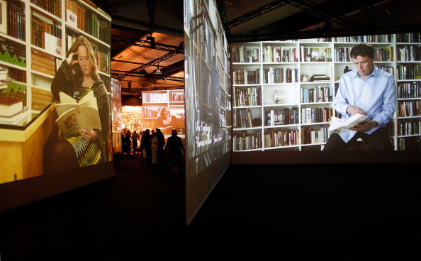 -Les visiteurs traversent le pavillon de l'Islande lors de la Foire du livre de Francfort 2011 le 13 octobre 2011 à Francfort-sur-le-Main, Allemagne. L'édition de cette année de la plus grande foire du livre au monde se déroule du 12 au 16 octobre et met l'Islande à l'honneur. Photo de Ralph Orlowski / Getty Images.