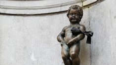 Bruxelles : Manneken Pis habillé en Coluche pour le 34e anniversaire de l’ouverture du premier Resto du cœur belge