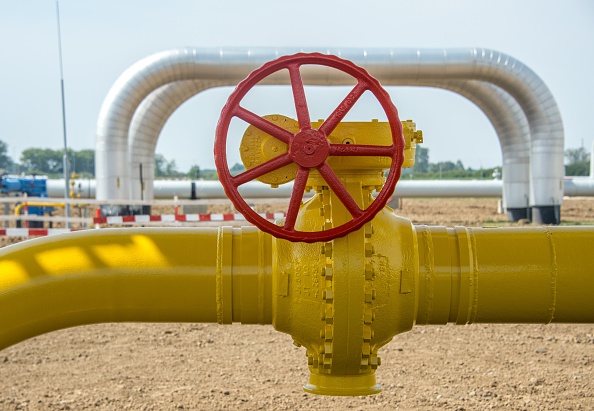 -Des tuyaux de gaz sont photographiés à la station de compression de gaz de Velke Kapusany. "L'Ukraine a signé un contrat de transit pour cinq ans", a annoncé sur sa page Facebook le président Volodymyr Zelensky. Photo KLAMAR / AFP via Getty Images.