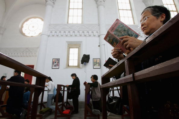 Des chrétiens chinois prient dans une église approuvée par l'État le 3 avril 2005 à Chengdu dans la province du Sichuan, en Chine. Photo par China Photos / Getty Images