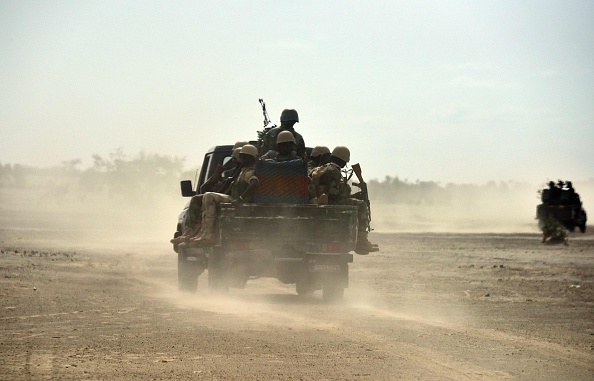 Des soldats nigériens patrouillent près de Bosso dans la région de Diffa au Niger. (Photo : ISSOUF SANOGO/AFP via Getty Images)