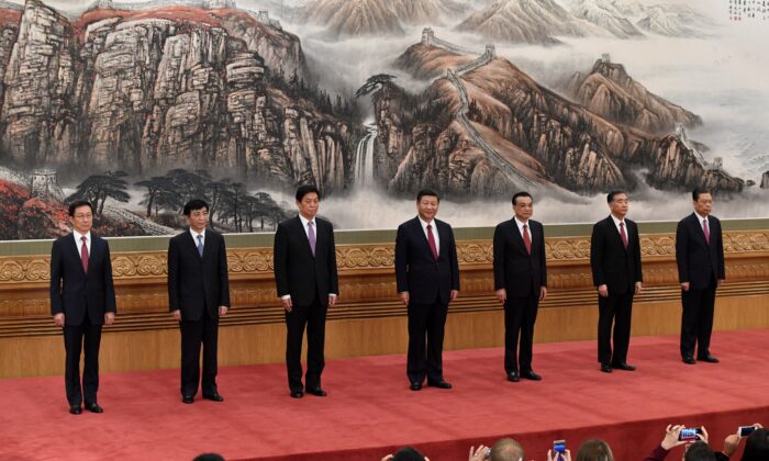 Les membres du Comité permanent du Politburo du Parti communiste chinois (de gauche à droite) : Han Zheng, Wang Huning, Li Zhanshu, le dirigeant chinois Xi Jinping, le premier ministre Li Keqiang, Wang Yang et Zhao Leji rencontrent les journalistes au Grand palais du Peuple à Pékin, le 25 octobre 2017. (WANG ZHAO/AFP via Getty Images)
